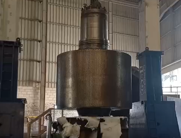 Pórtico Móvel auxiliando na montagem de rolo de moinho de minério.