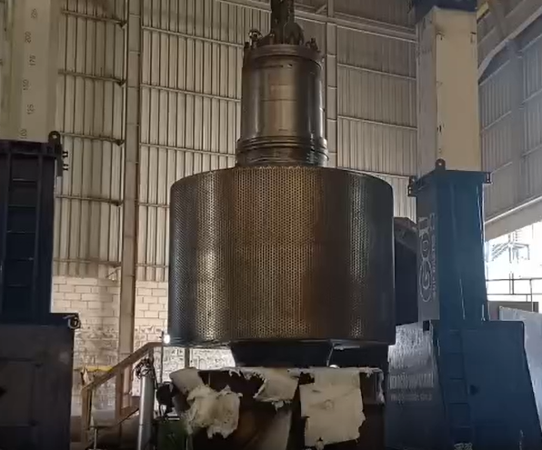 Pórtico Móvel auxiliando na montagem de rolo de moinho de minério.